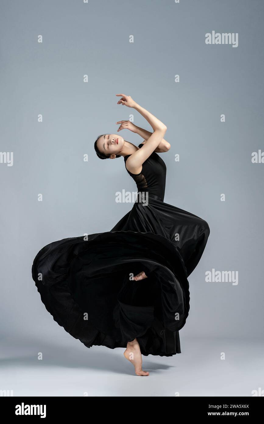 Ballerina con belle pose, ballerini asiatici che ballano, immagini di balletto, arte della danza Foto Stock