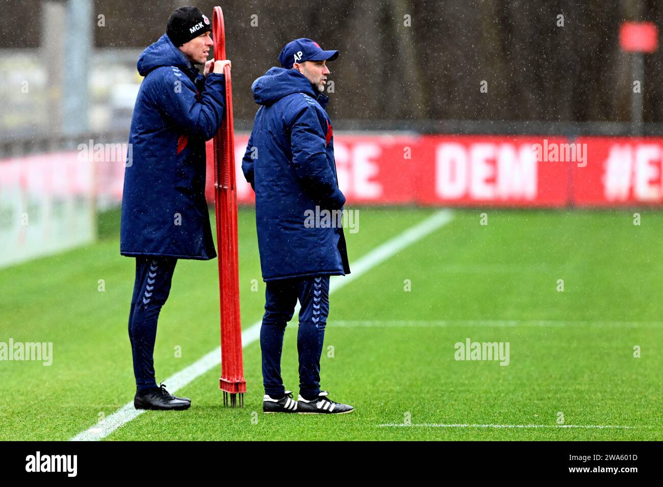 Colonia, Germania. 2 gennaio 2023. Calcio: Bundesliga, calcio d'inizio dell'allenamento per 1. FC Köln a Geißbockheim. Andre Pawlak (r) prepara la formazione del 1. FC Köln Bundesliga squadra insieme a Kevin McKenna (l), assistente allenatore. Credito: Federico Gambarini/dpa/Alamy Live News Foto Stock