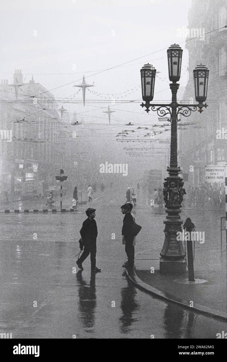 Black and White of Christmas a Belfast fuori dal Municipio, dicembre 1963 Foto Stock