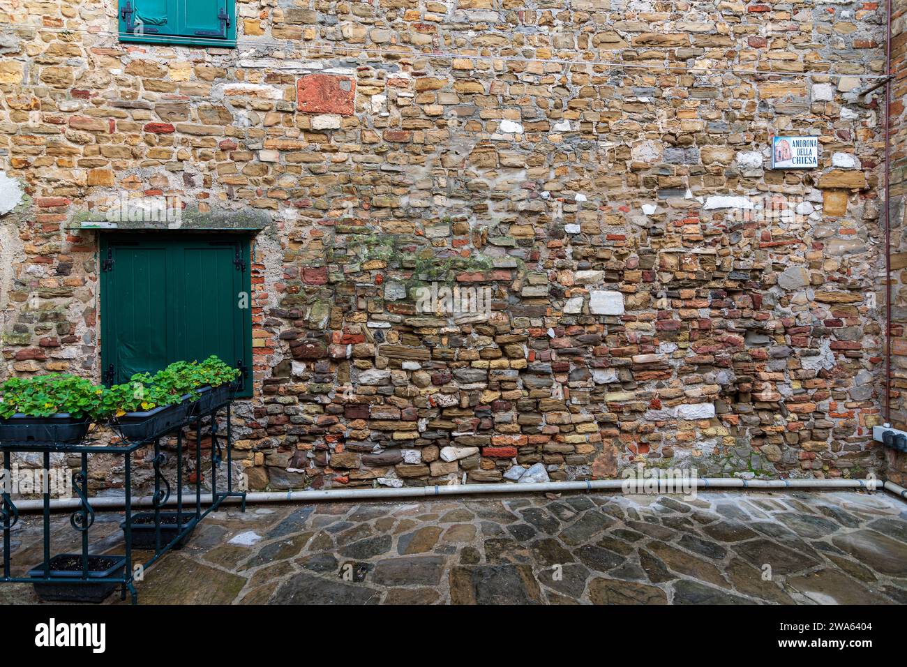 Scala Appoggiata Contro Il Muro Di Cemento Immagine Stock - Immagine Di - Foto 5