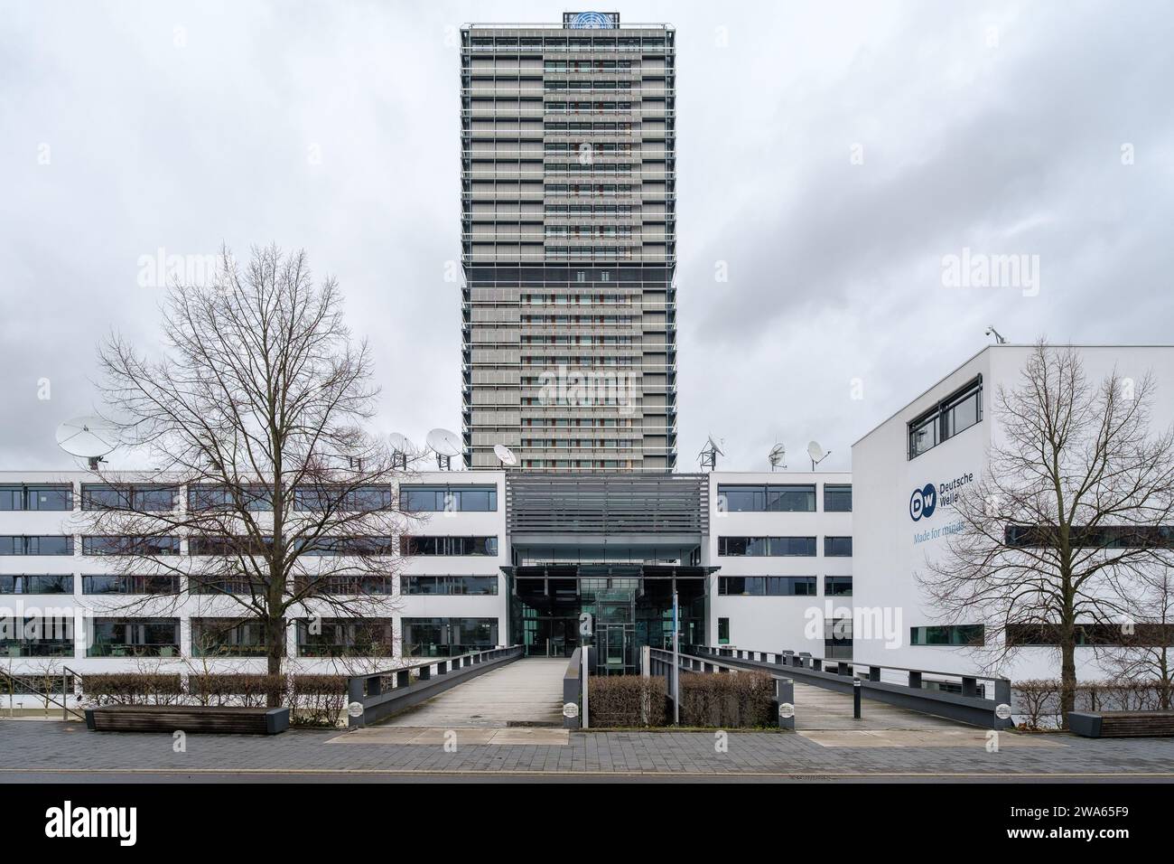 Bonn, Germania - 23 dicembre 2023 : veduta dell'edificio Deutsche Welle, l'emittente pubblica internazionale tedesca di Bonn in Germania Foto Stock
