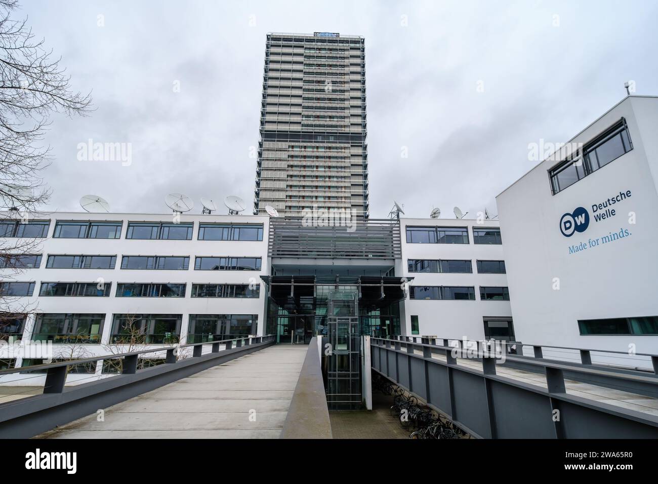 Bonn, Germania - 23 dicembre 2023 : veduta dell'edificio Deutsche Welle, l'emittente pubblica internazionale tedesca di Bonn in Germania Foto Stock
