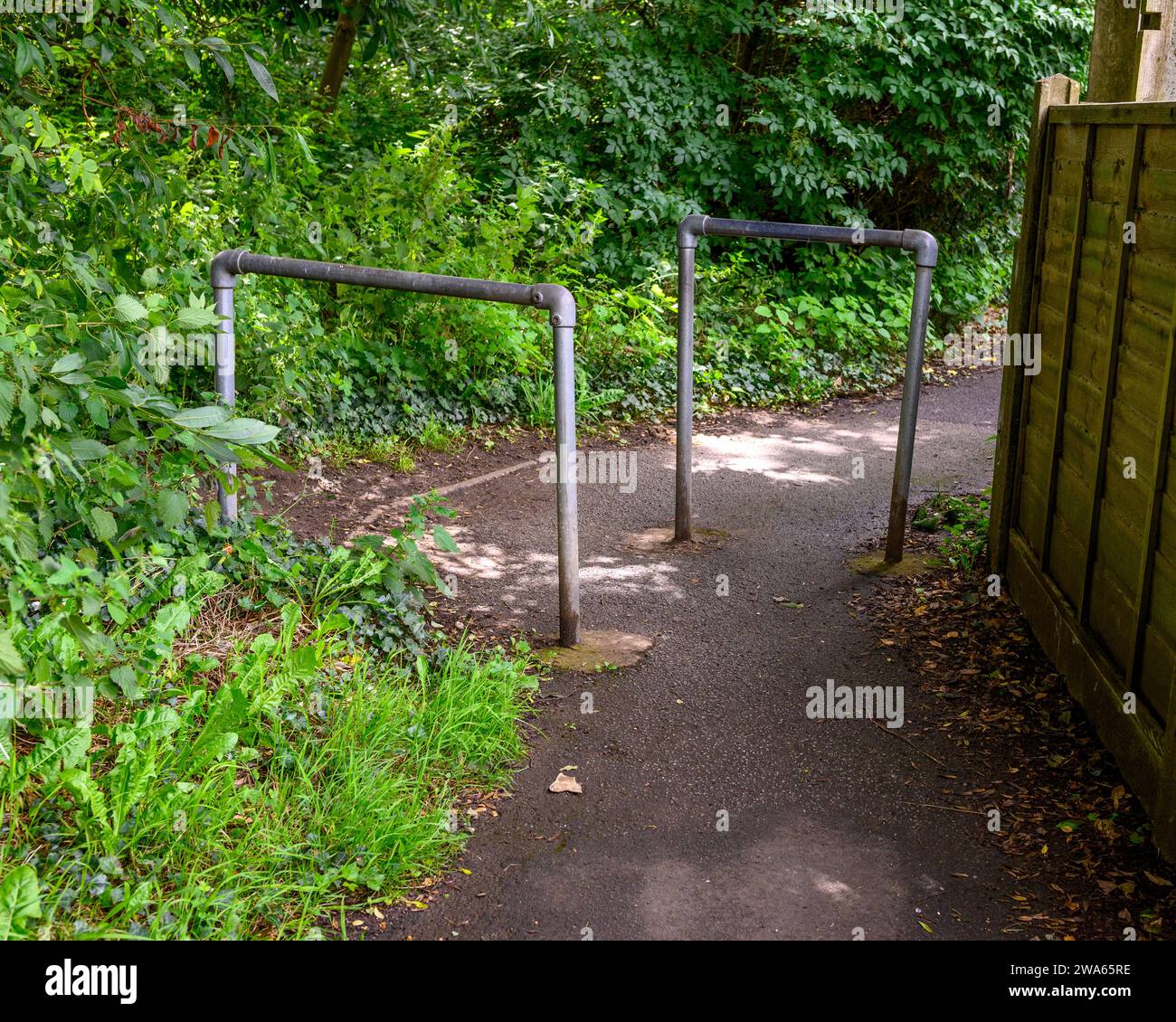 Barriere metalliche sfalsate su un sentiero pedonale Foto Stock