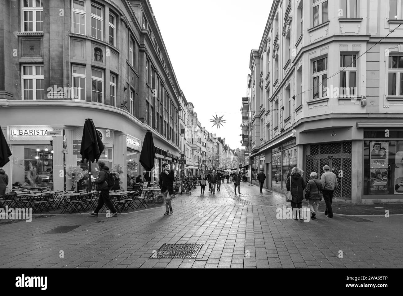 Bonn, Germania - 21 dicembre 2023: Veduta delle persone che camminano sulla Friedrichstrasse, nel pittoresco centro pedonale di Bonn, Germania Foto Stock