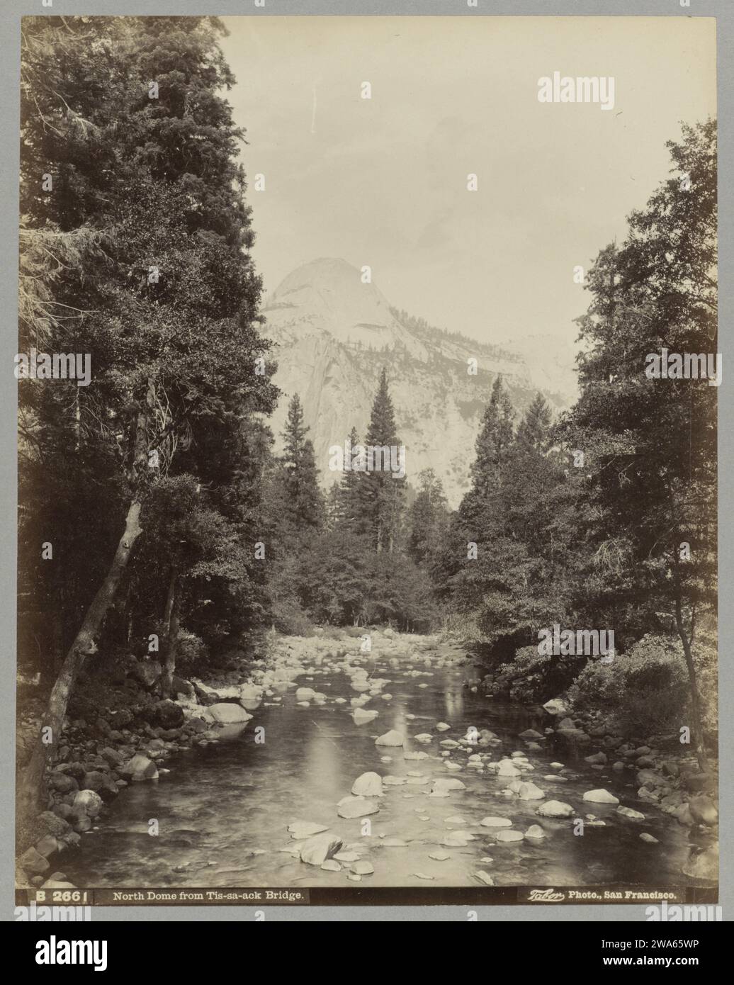 North Dome nel parco nazionale di Yosemite, visto dal ponte Tis-sa-ack, c. 1880 - c. 1900 Fotografia di cartone del parco nazionale di Yosemite. carta. Supporto fotografico per la stampa di albumi di formazioni rocciose del Parco Nazionale di Yosemite Foto Stock
