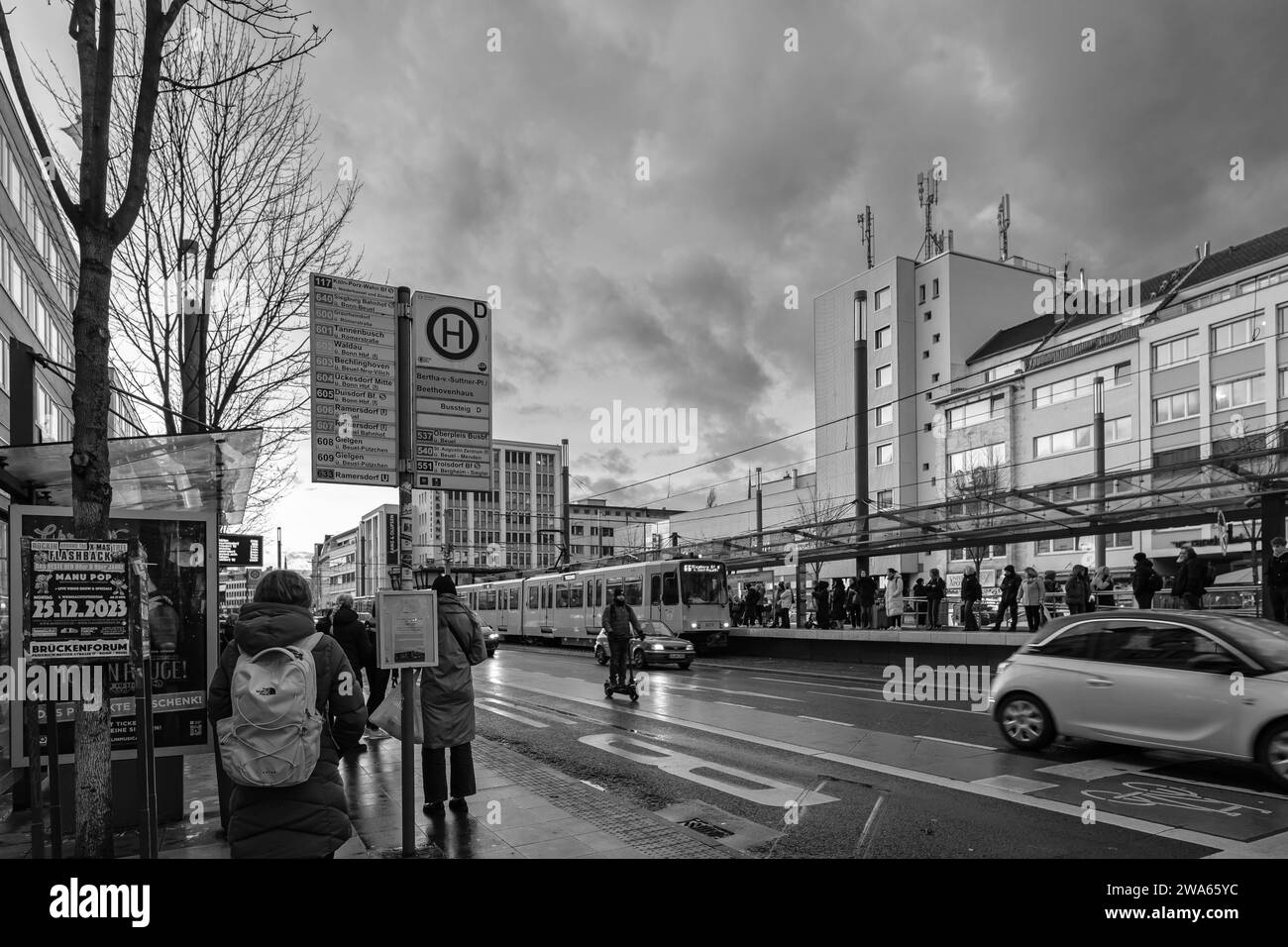 Bonn, Germania - 21 dicembre 2023 : veduta della Bertha-von-Suttner-Platz, una delle piazze centrali e importante transito per auto, tram e autobus Foto Stock