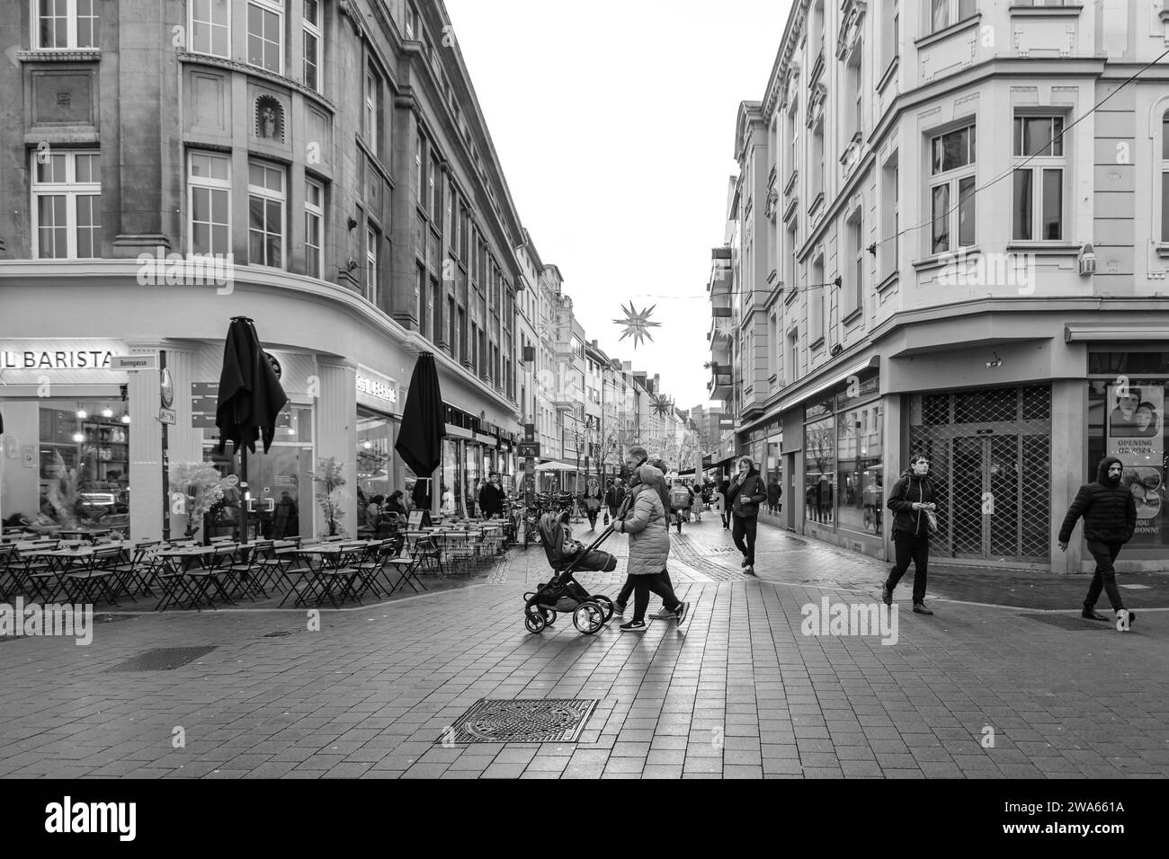 Bonn, Germania - 21 dicembre 2023: Veduta delle persone che camminano sulla Friedrichstrasse, nel pittoresco centro pedonale di Bonn, Germania Foto Stock