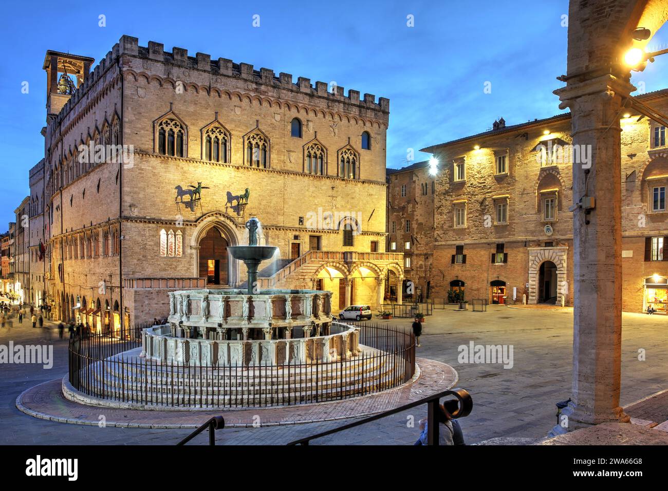 Scena notturna a Perugia, Italia, con Palazzo dei Priori (Palazzo Comunale) che domina Piazza IV novembre centrato intorno alla Fontana maggiore. Foto Stock