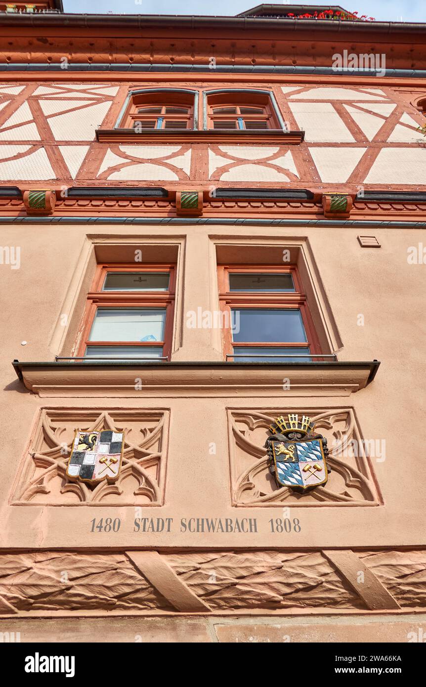 Stemma della città sulla facciata dello storico municipio di Schwabach, Germania Foto Stock