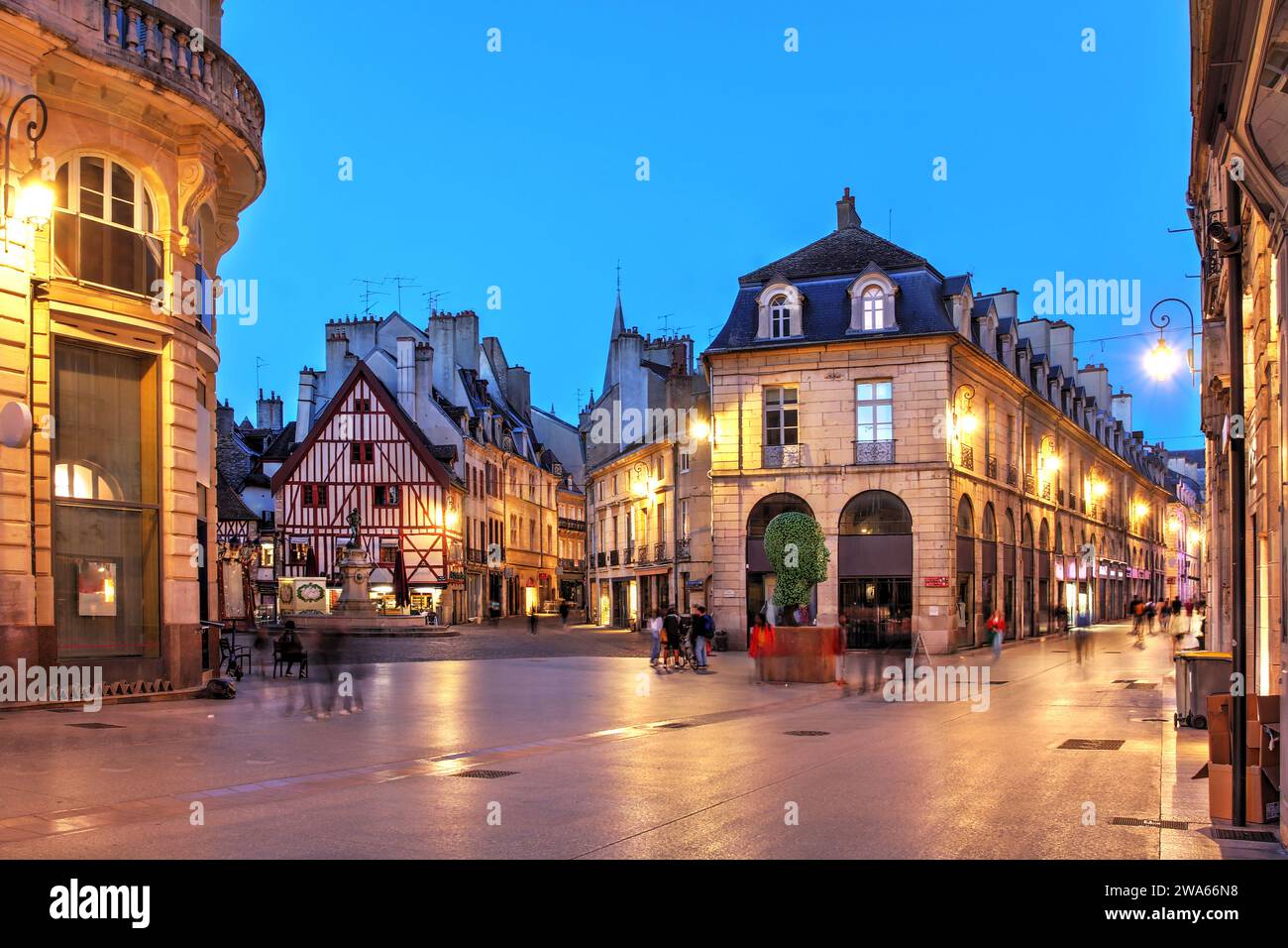 Notte lungo la Route de la Liberte che interseca Place Francois Rude (o Place du Bareuzai) nel centro storico di Digione, in Francia. Foto Stock