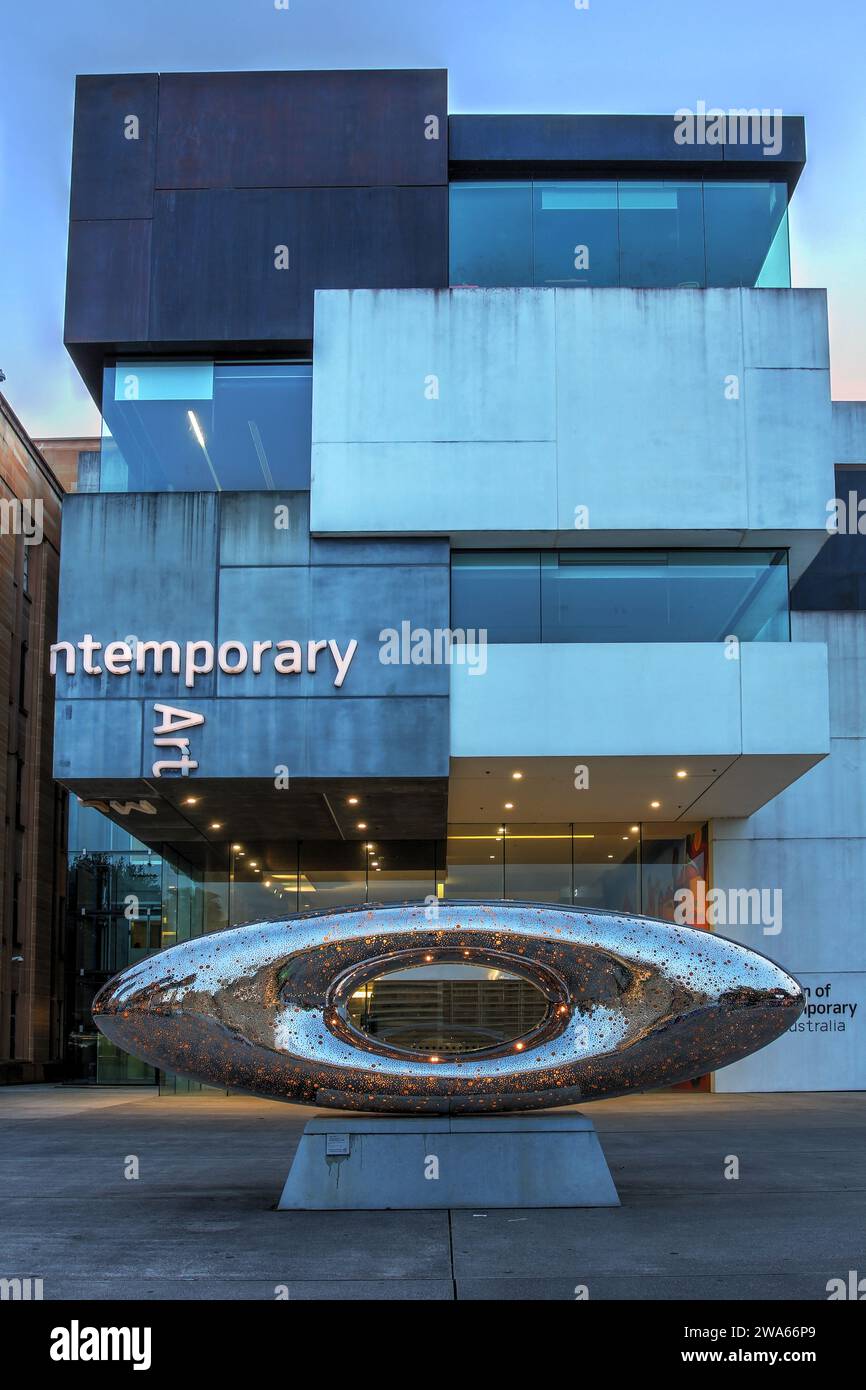 Ala Mordant 2012 in stile cubista del Museum of Contemporary Art Australia di Sydney al crepuscolo. Foto Stock