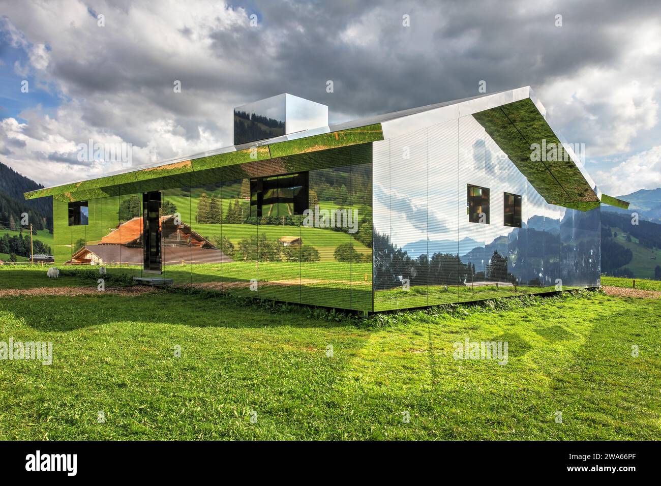 Installazione temporanea d'arte (2020) di Doug Aitken, Mirage consiste in una casa di specchi su un sentiero escursionistico tra Schönried e Gstaad, in Svizzera Foto Stock