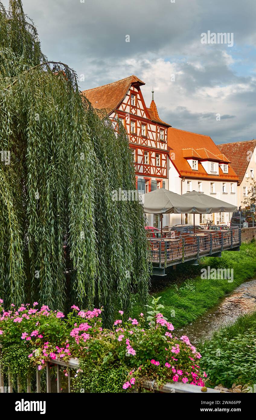 Vista idilliaca con storica casa in legno sul corso del torrente Schwabach nella città di Schwabach, Germania Foto Stock