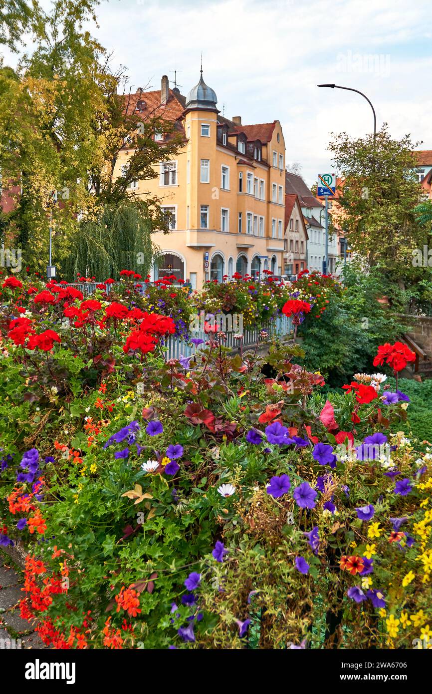 Splendida decorazione floreale sulla ringhiera del ponte nella città vecchia di Schwabach, Germania Foto Stock
