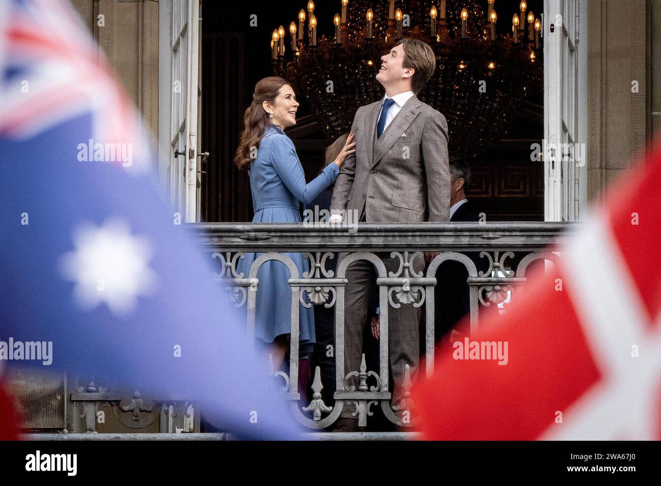 (FILE) la Principessa ereditaria Maria e il Principe Cristiano in occasione del diciottesimo compleanno del Principe Cristiano, celebrato dal balcone del Palazzo di Federico VIII, il Castello di Amalienborg a Copenaghen, domenica 15 ottobre 2023. La regina Margrethe di Denmarks ha annunciato nel suo discorso di Capodanno che abdicherà il 14 febbraio. Il principe ereditario Frederik prenderà il suo posto e diventerà re Frederik il decimo di Danimarca, mentre la principessa ereditaria australiana Mary sarà regina di Danimarca. Foto Stock