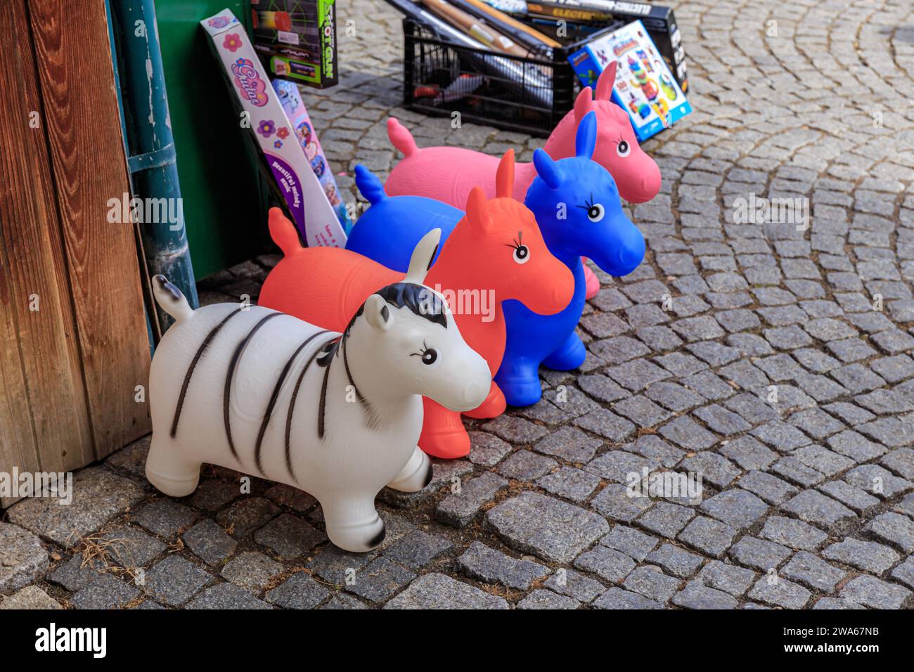 Praga, Repubblica Ceca - 4 aprile 2018: Pony giocattolo gonfiabile presso la bancarella del mercato Prazska Trznice Foto Stock