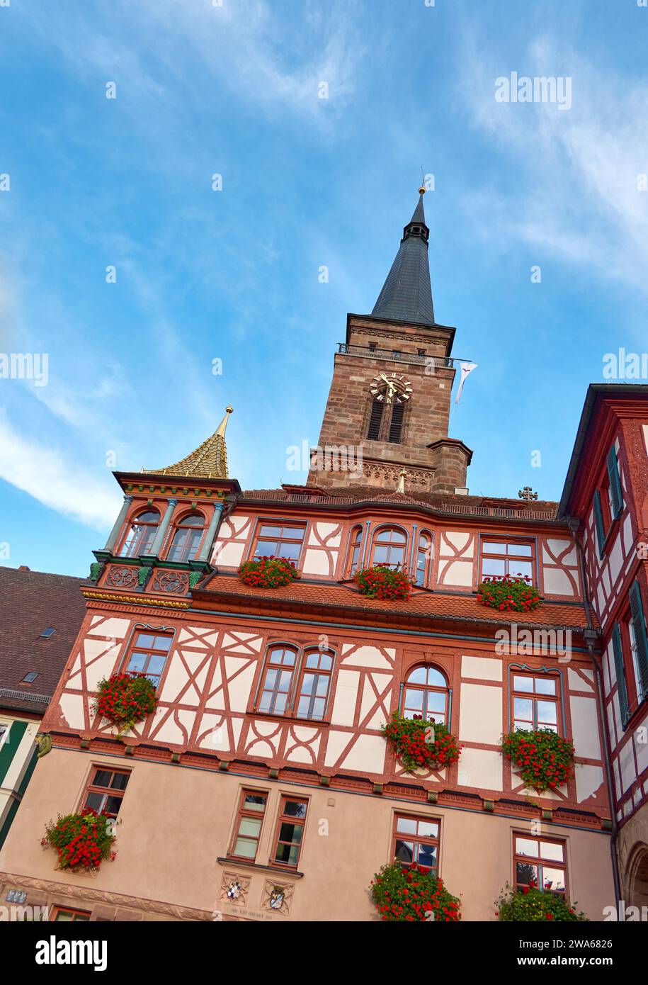 Storico municipio con tetto dorato sulla torre angolare, città di Schwabach, Germania Foto Stock