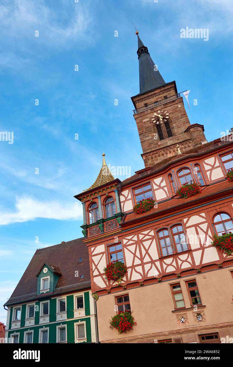 Storico municipio con tetto dorato sulla torre angolare, città di Schwabach, Germania Foto Stock