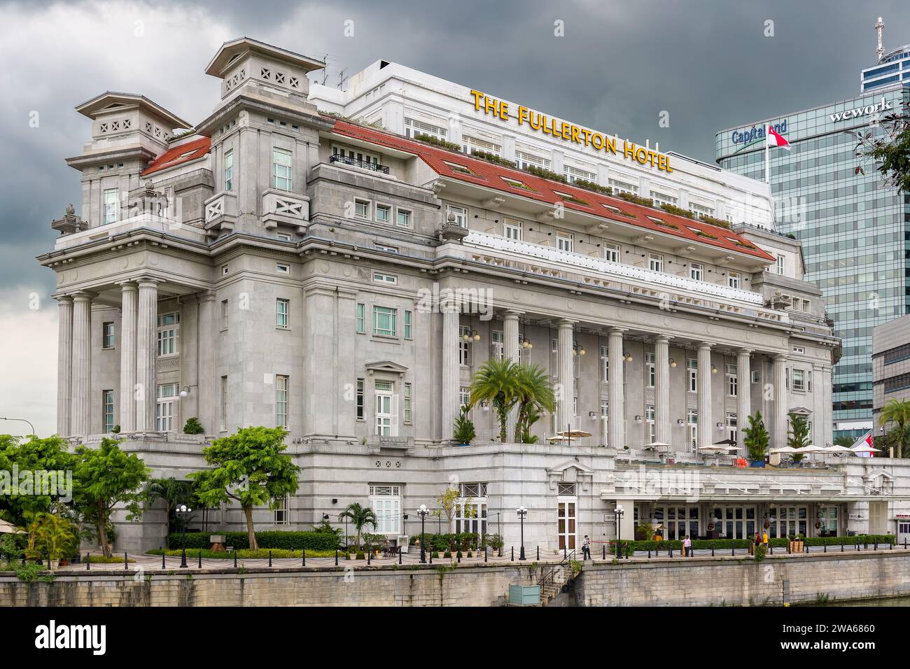 L'iconico Fullerton Hotel coloniale si trova sul lungomare del centro cittadino di Singapore Foto Stock