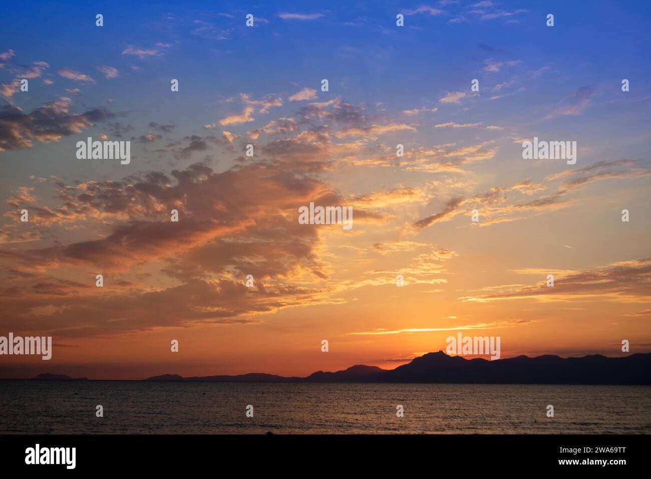 Scatto fotografico del momento di un tramonto sul mare Foto Stock