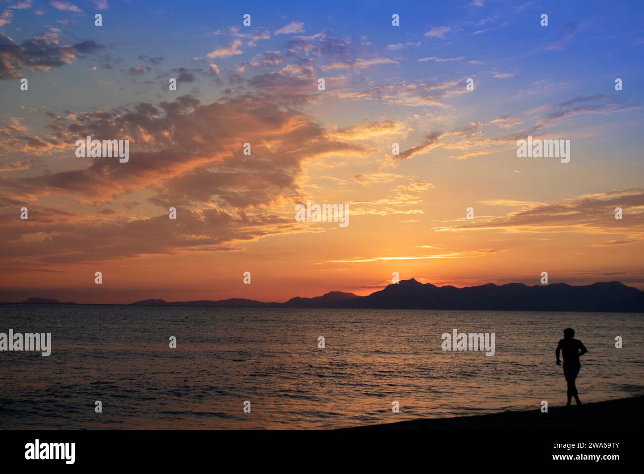 Scatto fotografico del momento di un tramonto sul mare Foto Stock