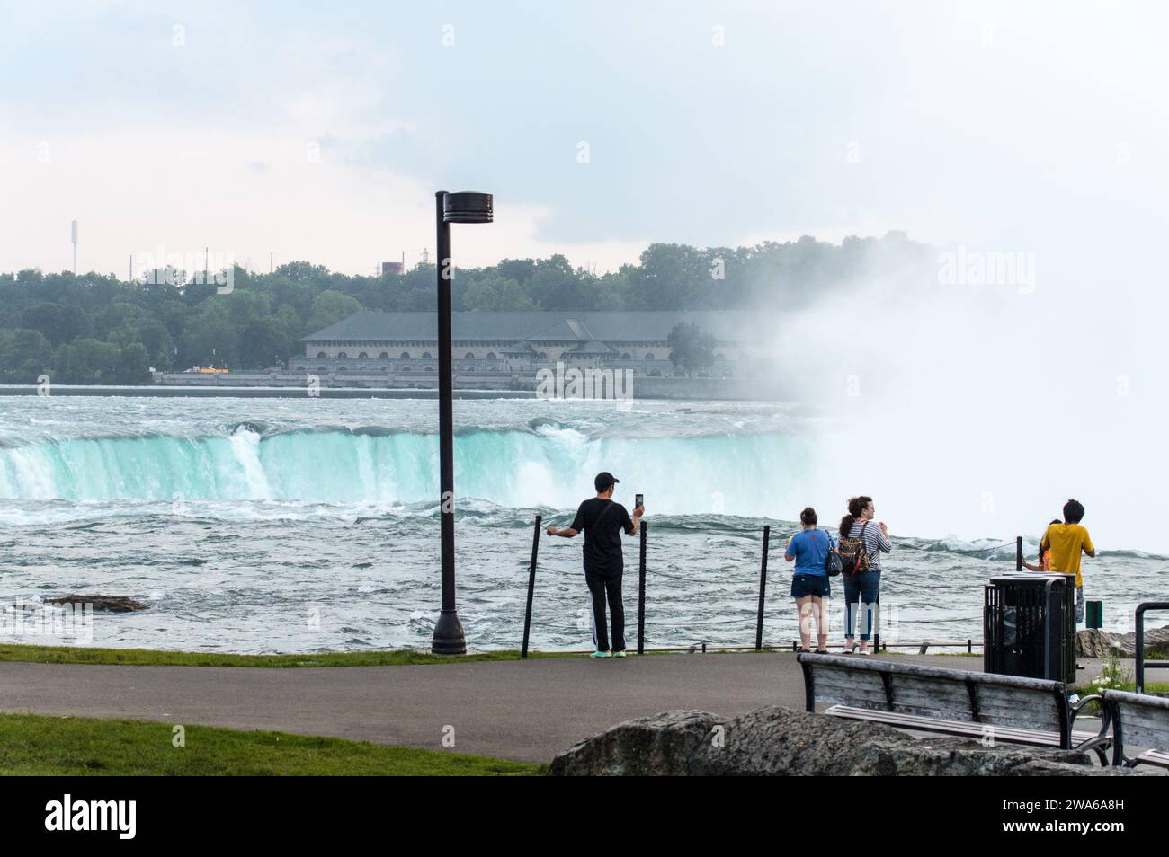 I turisti delle cascate del Niagara godono di una vista sulle cascate di Horse Shoe Foto Stock