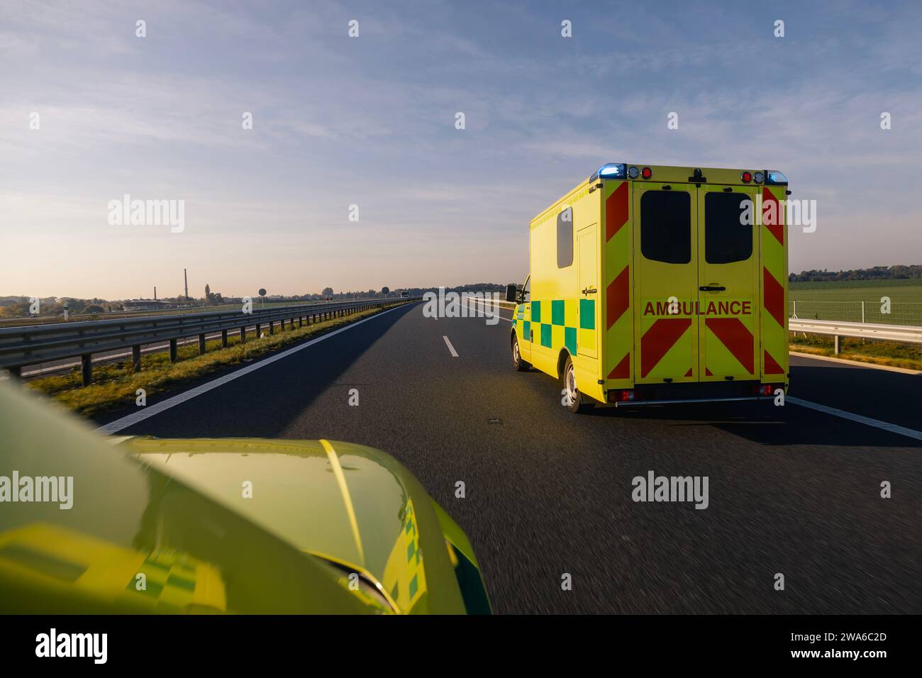 Due auto ambulanza in rapido movimento di servizio medico di emergenza su autostrada. Temi assistenza sanitaria, salvataggio e urgenza. Foto Stock