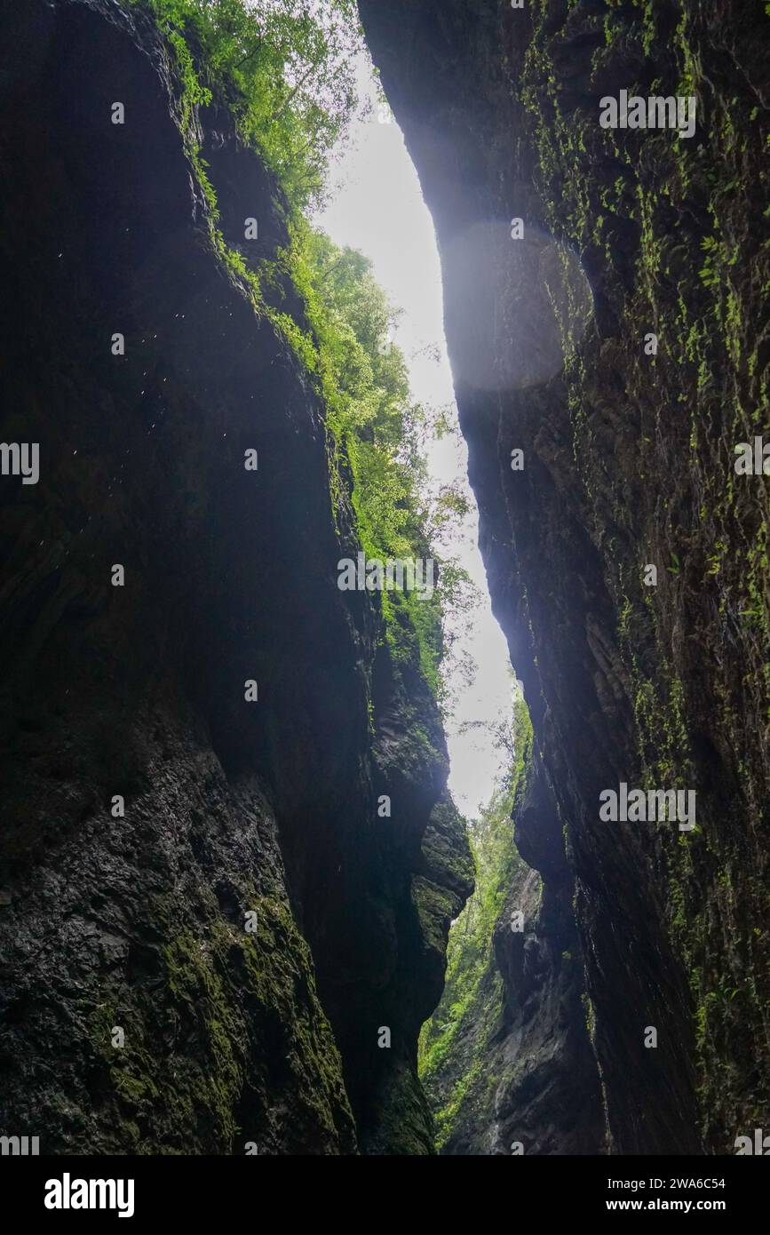 Fori naturali creati da una combinazione di tempo e agenti atmosferici. I tre ponti naturali sono una serie di ponti naturali di pietra calcarea, Chongqing. Foto Stock