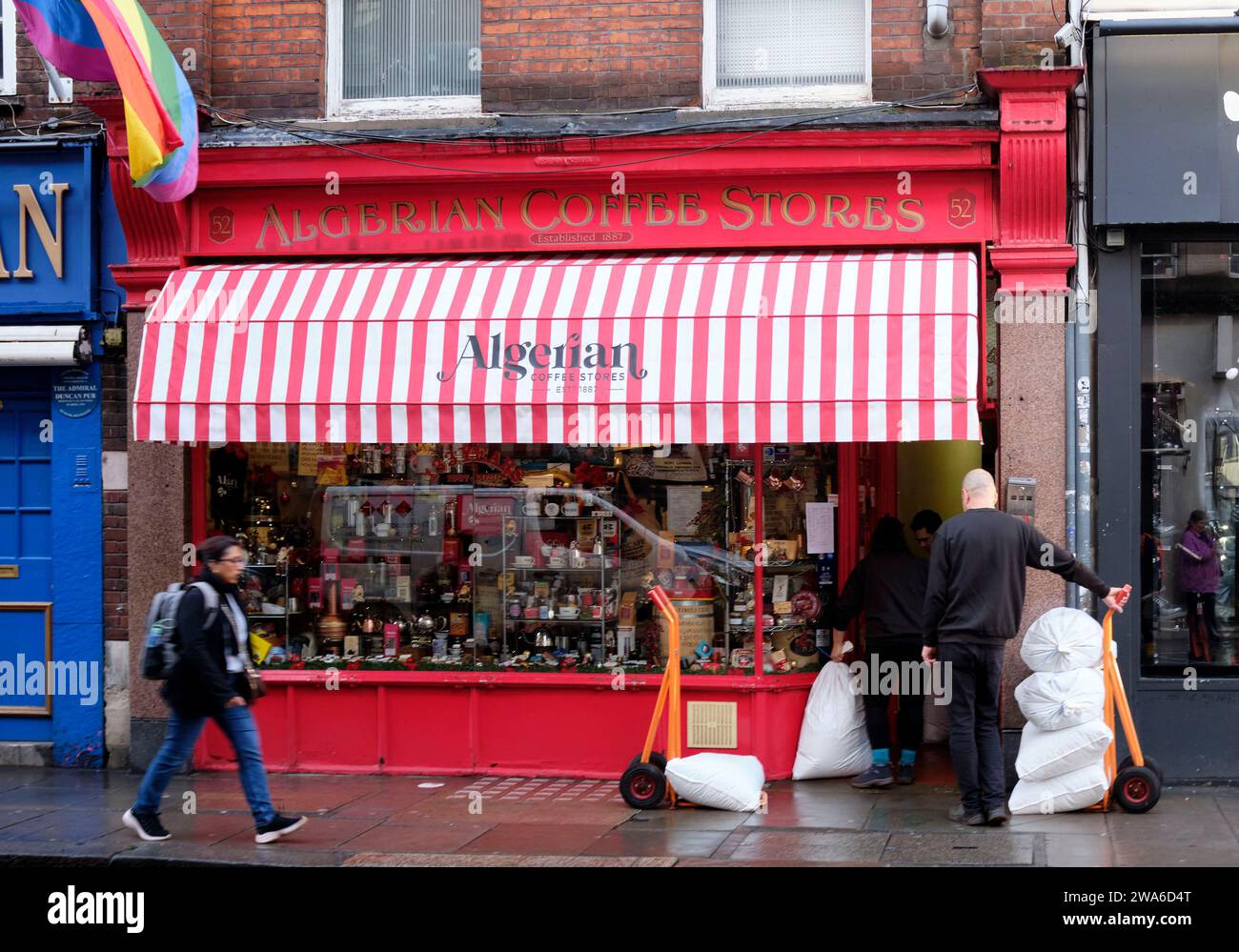 Street scene, Old Compton Street Soho, Central London UK, consegna di sacchetti di caffè Foto Stock