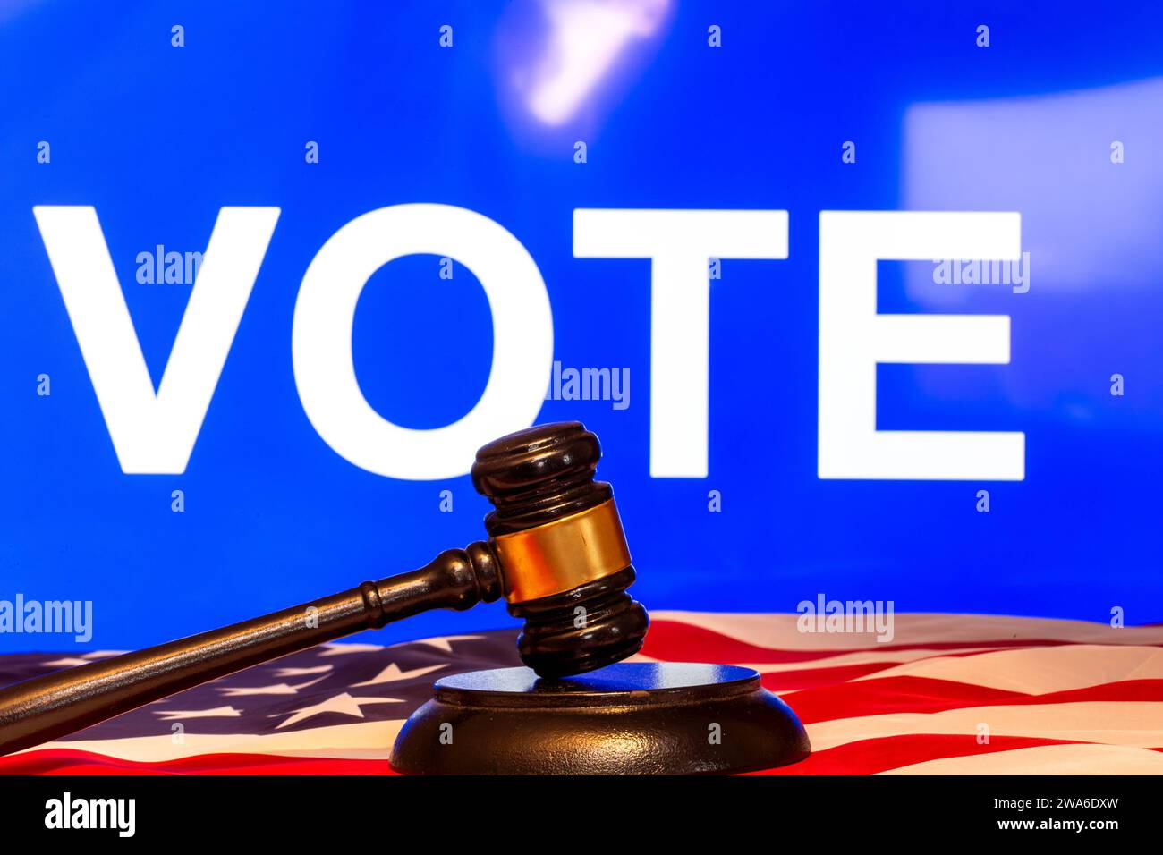Symbolbild: Richterhammer vor blauem Bildschirm mit der Aufschrift VOTE. IM novembre 2024 finden in den USA die kommenden Präsidentschaftswahlen statt. Mehrere Bundesstaaten haben Donald Trump von den Vorwahlen ausgeschlossen. Ultimo geklärt Die Sache aber vom obersten Gerichtshof der USA *** immagine simbolica di un martelletto dei giudici davanti a uno schermo blu con la parola VOTE le prossime elezioni presidenziali negli Stati Uniti si terranno nel novembre 2024 diversi stati hanno escluso Donald Trump dalle primarie tuttavia, la questione sarà finalmente risolta dalla Corte Suprema degli Stati Uniti Copyright: xx Foto Stock