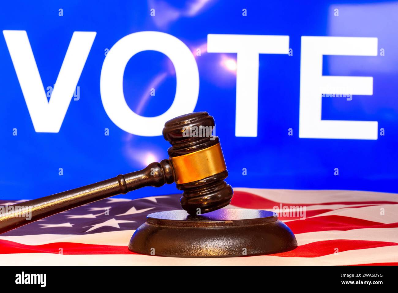 Symbolbild: Richterhammer vor blauem Bildschirm mit der Aufschrift VOTE. IM novembre 2024 finden in den USA die kommenden Präsidentschaftswahlen statt. Mehrere Bundesstaaten haben Donald Trump von den Vorwahlen ausgeschlossen. Ultimo geklärt Die Sache aber vom obersten Gerichtshof der USA *** immagine simbolica di un martelletto dei giudici davanti a uno schermo blu con la parola VOTE le prossime elezioni presidenziali negli Stati Uniti si terranno nel novembre 2024 diversi stati hanno escluso Donald Trump dalle primarie tuttavia, la questione sarà finalmente risolta dalla Corte Suprema degli Stati Uniti Copyright: xx Foto Stock