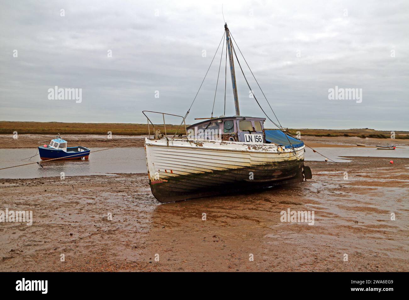 Un peschereccio LN 156 arenato della Kings Lynn si trovava in acque basse nel porto di North Norfolk a Burnham Overy Staithe, Norfolk, Inghilterra, Regno Unito. Foto Stock