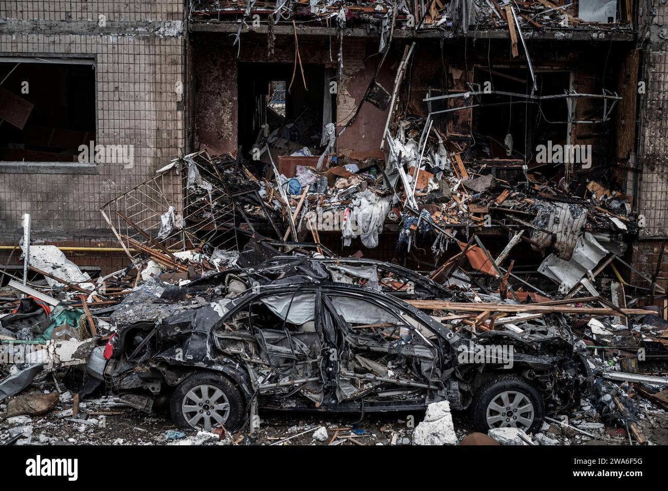 Kiev, Ucraina. 2 gennaio 2024. Nel quartiere residenziale di Solomyanka, un edificio di 9 piani con 10 gradini è stato colpito questa mattina presto. Due persone anziane sono state uccise e altri 49 residenti feriti.? Durante la notte, la Russia lanciò un grande attacco aereo contro l'Ucraina. A durante la notte la Russia lanciò un vasto attacco aereo contro l'Ucraina. Un'onda iniziale di 35 droni Shahed fu lanciata alle 2.30, seguita da 99 missili Kalibre e Kindjal (supersonici). Crediti: LE PICTORIUM/Alamy Live News Foto Stock