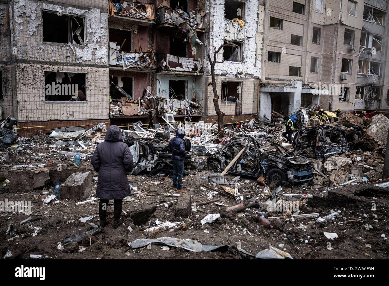 Kiev, Ucraina. 2 gennaio 2024. Nel quartiere residenziale di Solomyanka, un edificio di 9 piani con 10 gradini è stato colpito questa mattina presto. Due persone anziane sono state uccise e altri 49 residenti feriti.? Durante la notte, la Russia lanciò un grande attacco aereo contro l'Ucraina. I residenti vedono i danni. Durante la notte la Russia lanciò un vasto attacco aereo contro l'Ucraina. Un'onda iniziale di 35 droni Shahed fu lanciata alle 2.30, seguita da 99 missili Kalibre e Kindjal (supersonici). Crediti: LE PICTORIUM/Alamy Live News Foto Stock