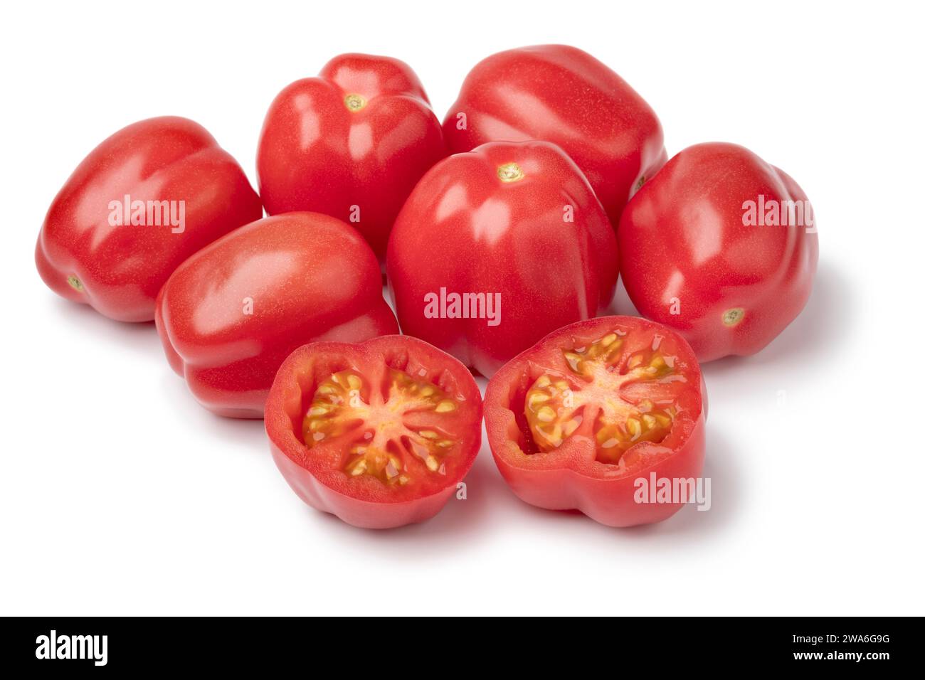 Cumulo di pomodori succosi freschi interi e tagliati a metà isolati su sfondo bianco da vicino Foto Stock