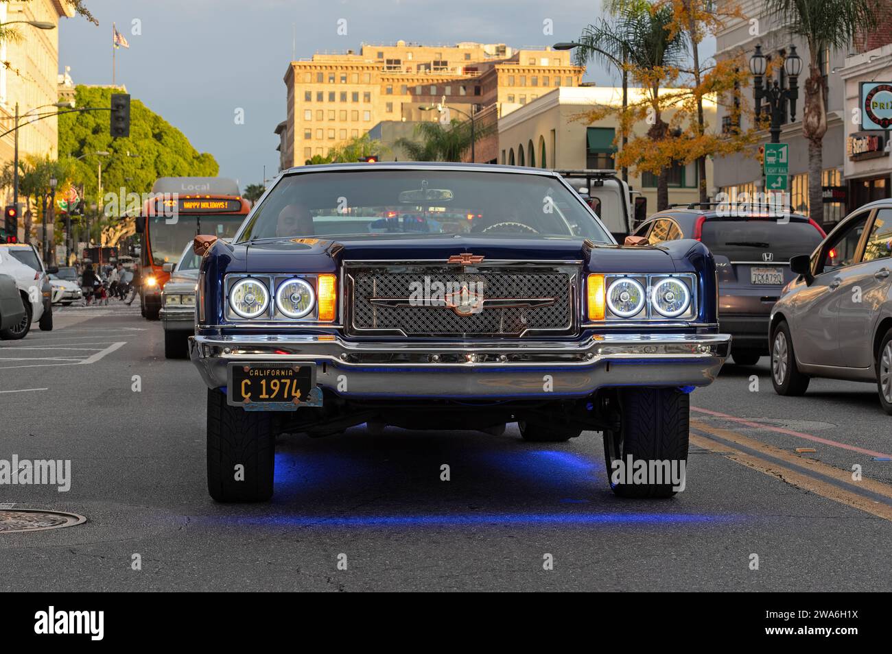 Lowrider, Chevrolet personalizzato degli anni '1970 con carrello illuminato, mostrato nel centro storico di Pasadena la vigilia di Capodanno. Foto Stock