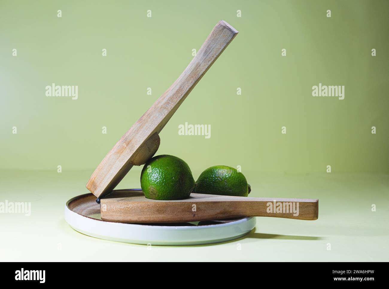 Spremi la giornata con la bontà di uno spremiagrumi, trasformando gli agrumi in una luce solare liquida uno spremiagrumi alla volta! Foto Stock