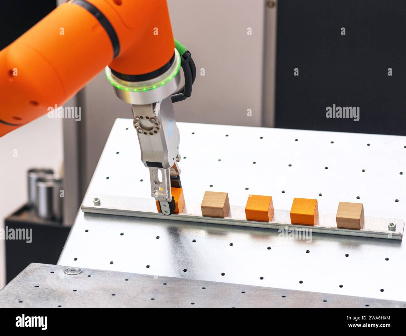 Braccio robotizzato o robot per prelievo e posizionamento industriale, inserimento, test di qualità o manutenzione di macchinari Foto Stock