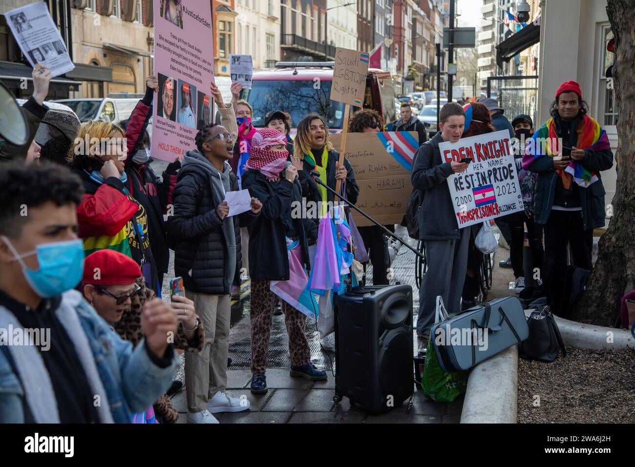 Manifestanti LGBTQ+ fuori dall'ambasciata saudita a Londra che protestano per la morte della trans saudita Eden Knight Foto Stock