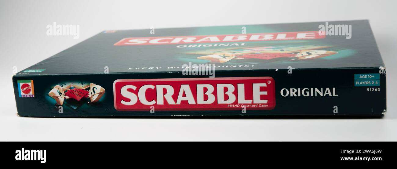 Nova Bana, Slovacchia - 31 dicembre 2023 : scatola di gioco di parole Scrabble isolata su sfondo bianco. Mattel Scrabble Original. Foto Stock