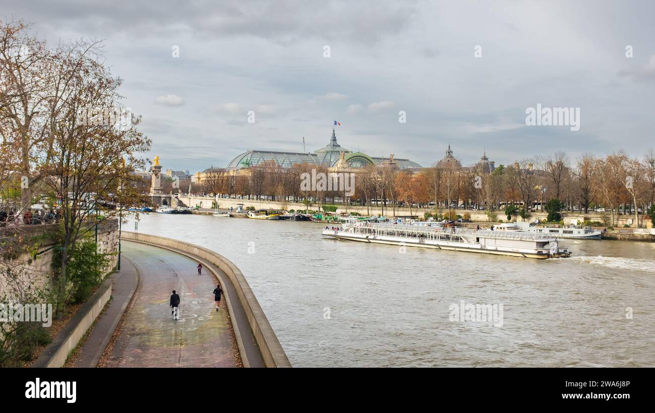 Parigi, Francia, 2023. Vista del traffico sulla Senna dal Pont de la Concorde, con il Grand Palais sullo sfondo Foto Stock