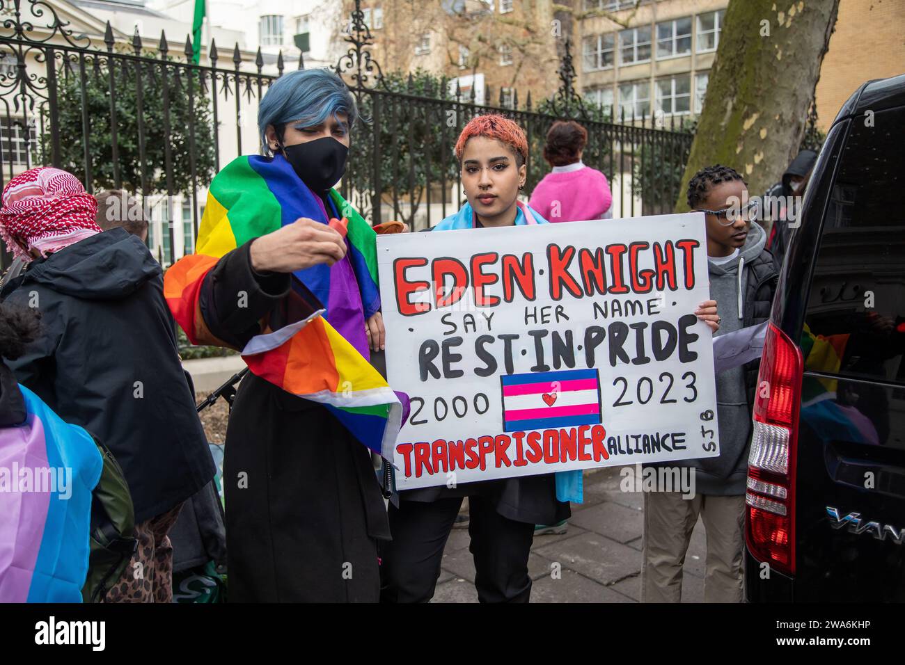 Manifestanti LGBTQ+ fuori dall'ambasciata saudita a Londra che protestano per la morte della trans saudita Eden Knight Foto Stock