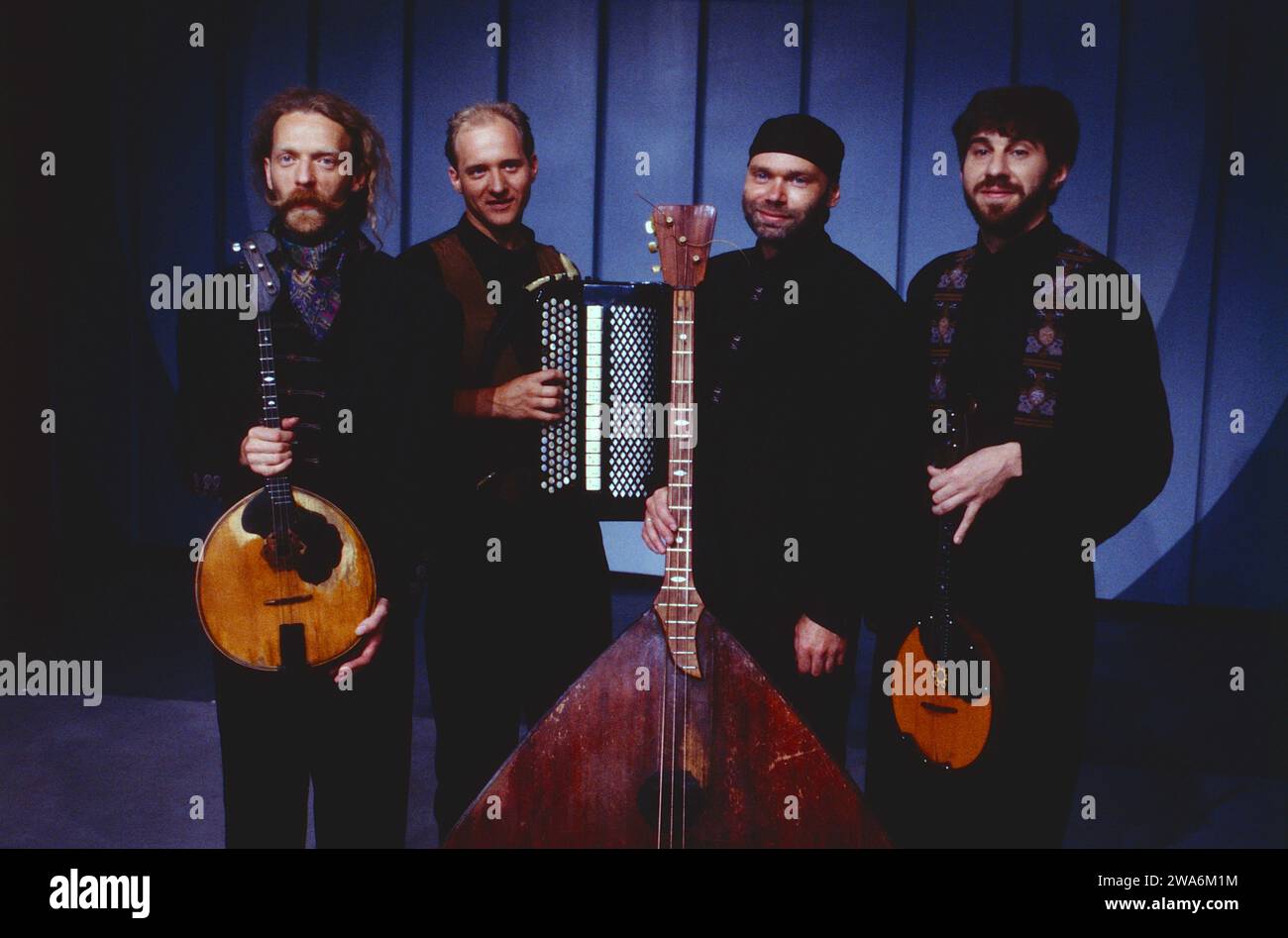 Terem Quartett, russisches Musikensemble aus Sankt Petersburg, 1992. Terem Quartet, Russian Quartet di San Pietroburgo, Classical Crossover Music, membri: Andrey Konstantinov (soprano domra), Andrey Smirnov (bayan), Mikhail Dzudze (contrabbasso balalaika) e Igor Ponomarenko (alto domra), 1992. Foto Stock