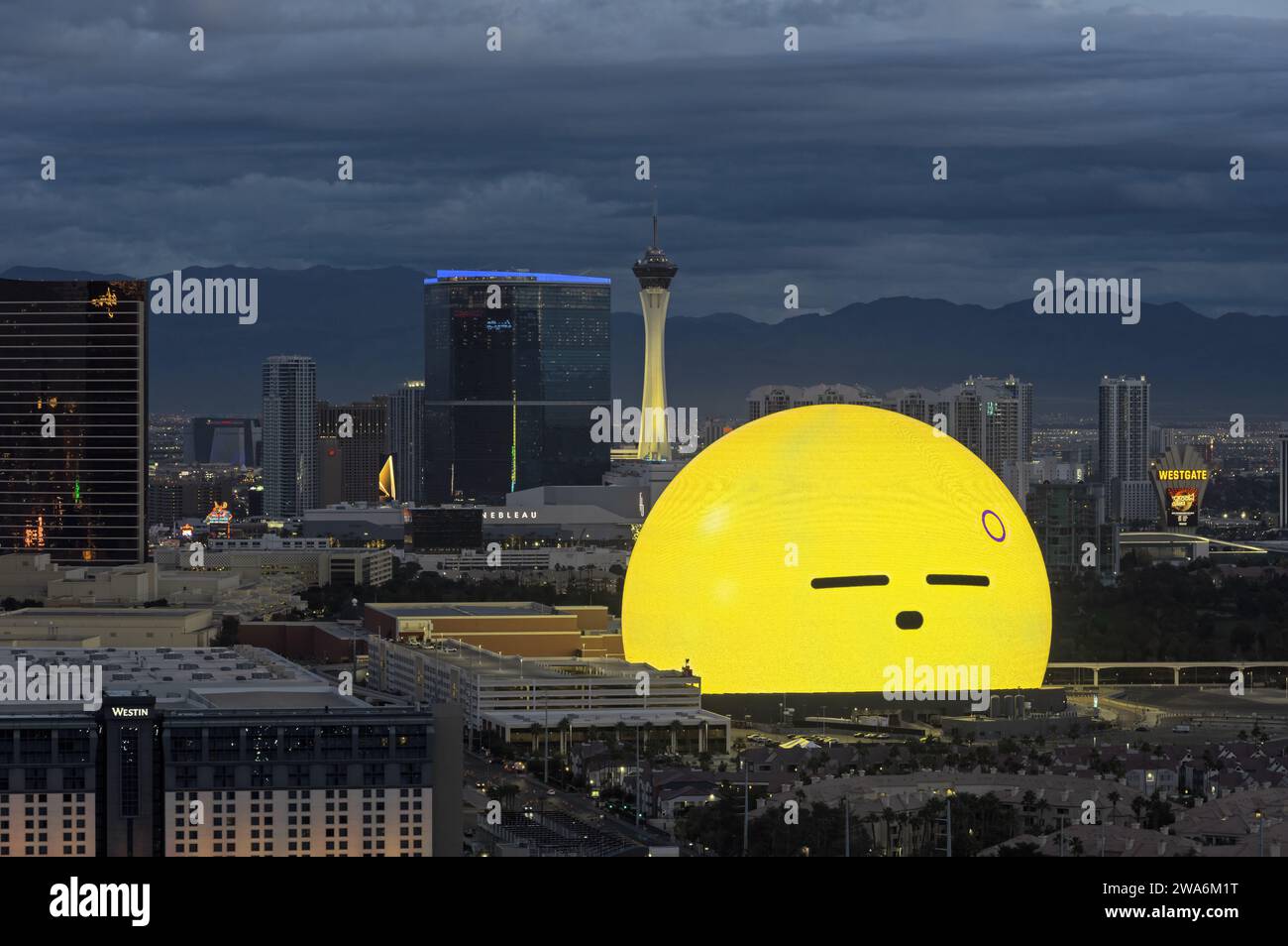 Il paesaggio urbano di Las Vegas al mattino, guardando a nord, tra cui la Sphere, la Strat Tower e Fontainebleau Las Vegas. Foto Stock