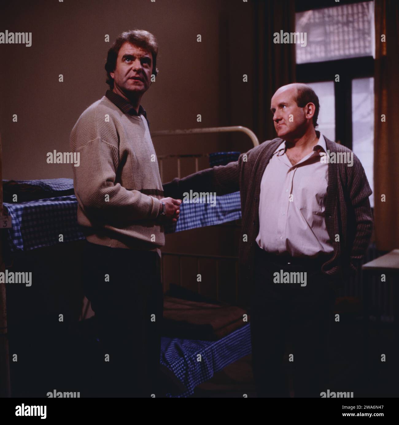 Münchner Freiheit, ZDF Fernsehserie, Deutschland, 1985, Regie: Jörg Grünler, folge 2: Heimwärts, Szene: Reiner Scheibe, Udo Thomer. Münchner Freiheit, serie TV, Germania, 1985, diretto da Jörg Grünler, episodio 2: Heimwärts, scena: Reiner Scheibe, Udo Thome Foto Stock