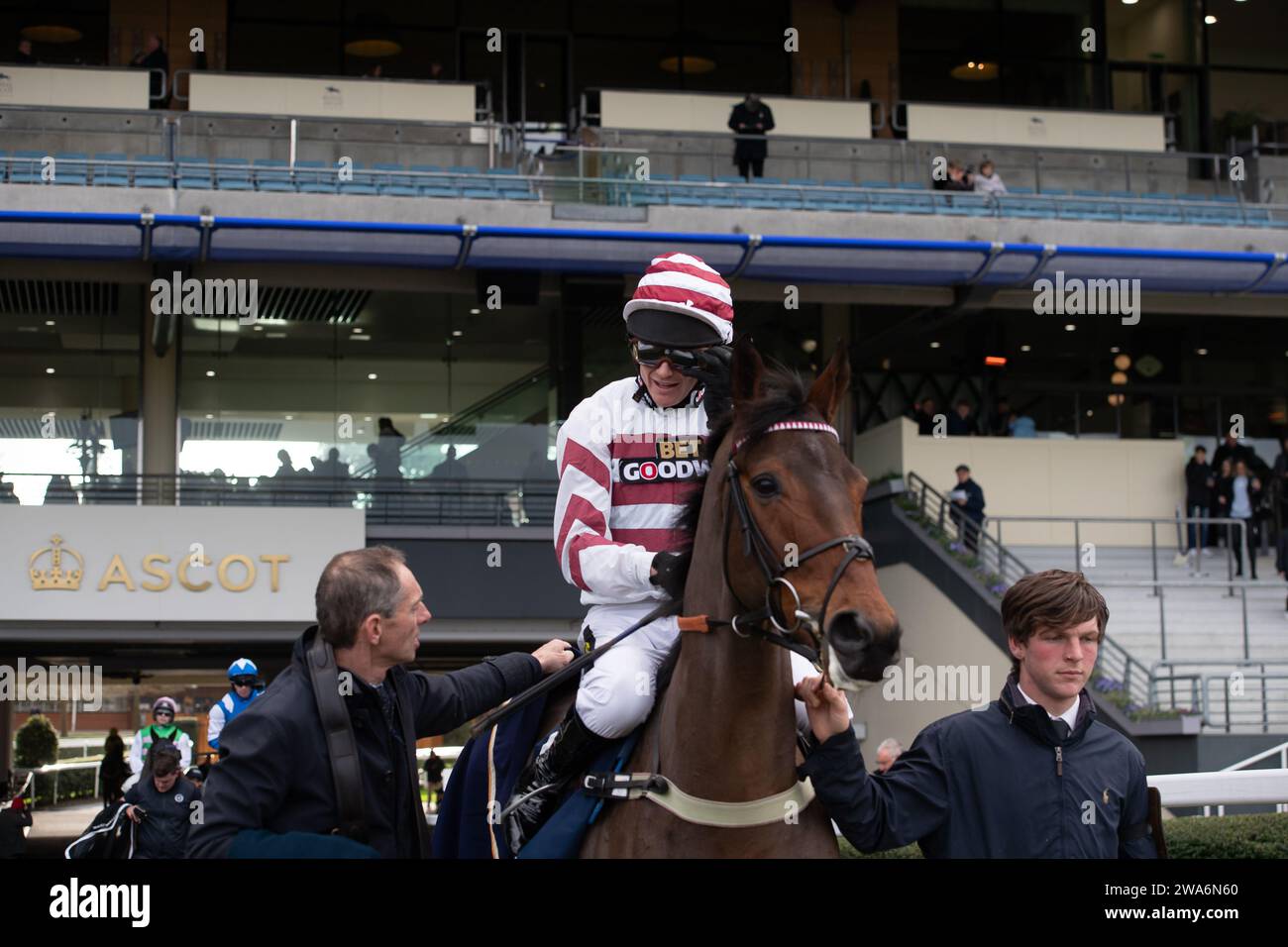 Ascot, Berkshire, Regno Unito. 22 dicembre 2023. Horse RockWithTheTimes, guidato dal fantino Tom Cannon, si dirige all'ippodromo di Ascot per la Howden Maiden hurdle Race durante l'Howden Christmas Racing Weekend. Owner International Plywood (Importers) Ltd Allenatore Alan King, Castello di Barbury. Sponsor Goodwin Racing Ltd Credito: Maureen McLean/Alamy Foto Stock