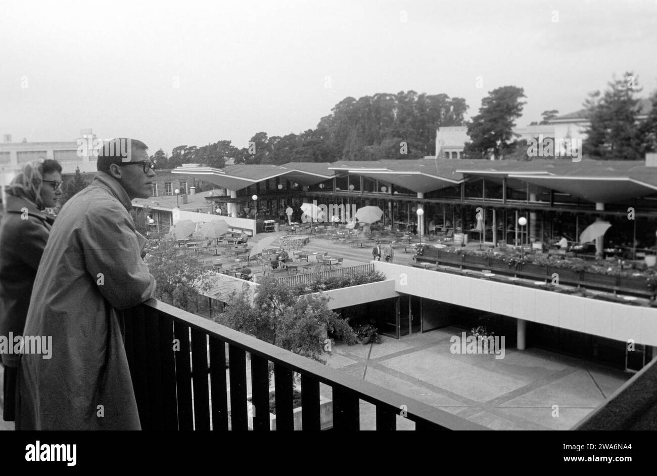 Ein deutscher Student besucht den Campus der Universität von Kalifornien a Berkeley, hier befindet er sich auf dem Balkon des Gebäudes Martin Luther King Jr mit Blick auf das César Chávez Student Center, Berkeley 1962. Uno studente tedesco visita il campus dell'Università della California a Berkeley, qui si trova sul balcone dell'edificio Martin Luther King Jr che si affaccia sul César Chávez Student Centre, Berkeley 1962. Foto Stock