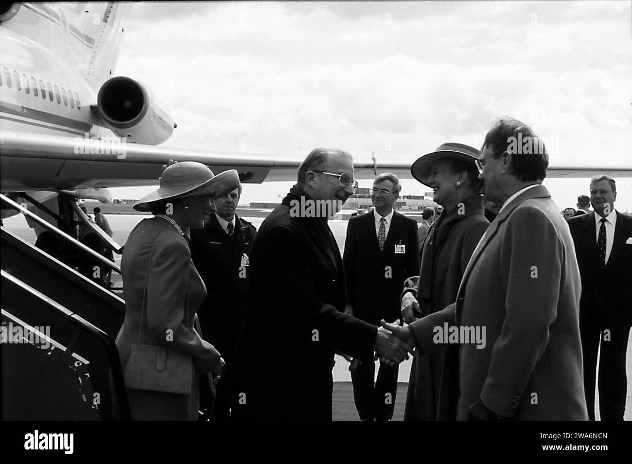 DATA RECORD NON DICHIARATA Kastrup.Copenhagen.Danimarca immagini storiche H-M-la regina Margrethe II di Danimarca e suo marito il principe Henrik danno il benvenuto a re Alberto e alla regina Poala di Belgum all'aeroporto interinale di Kastrup Copenaghen durante la sua visita ufficiale di stato in Danimarca Foto Stock