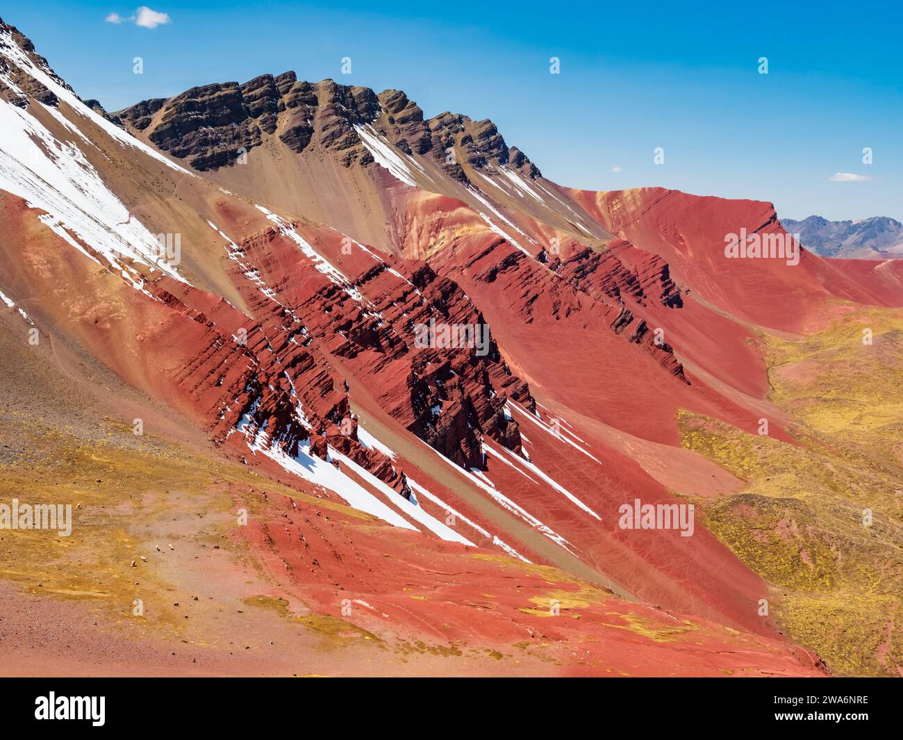 Vista mozzafiato della Valle Rossa (valle rojo) con spruzzi di neve sulle rocce colorate, regione di Cusco, Perù Foto Stock