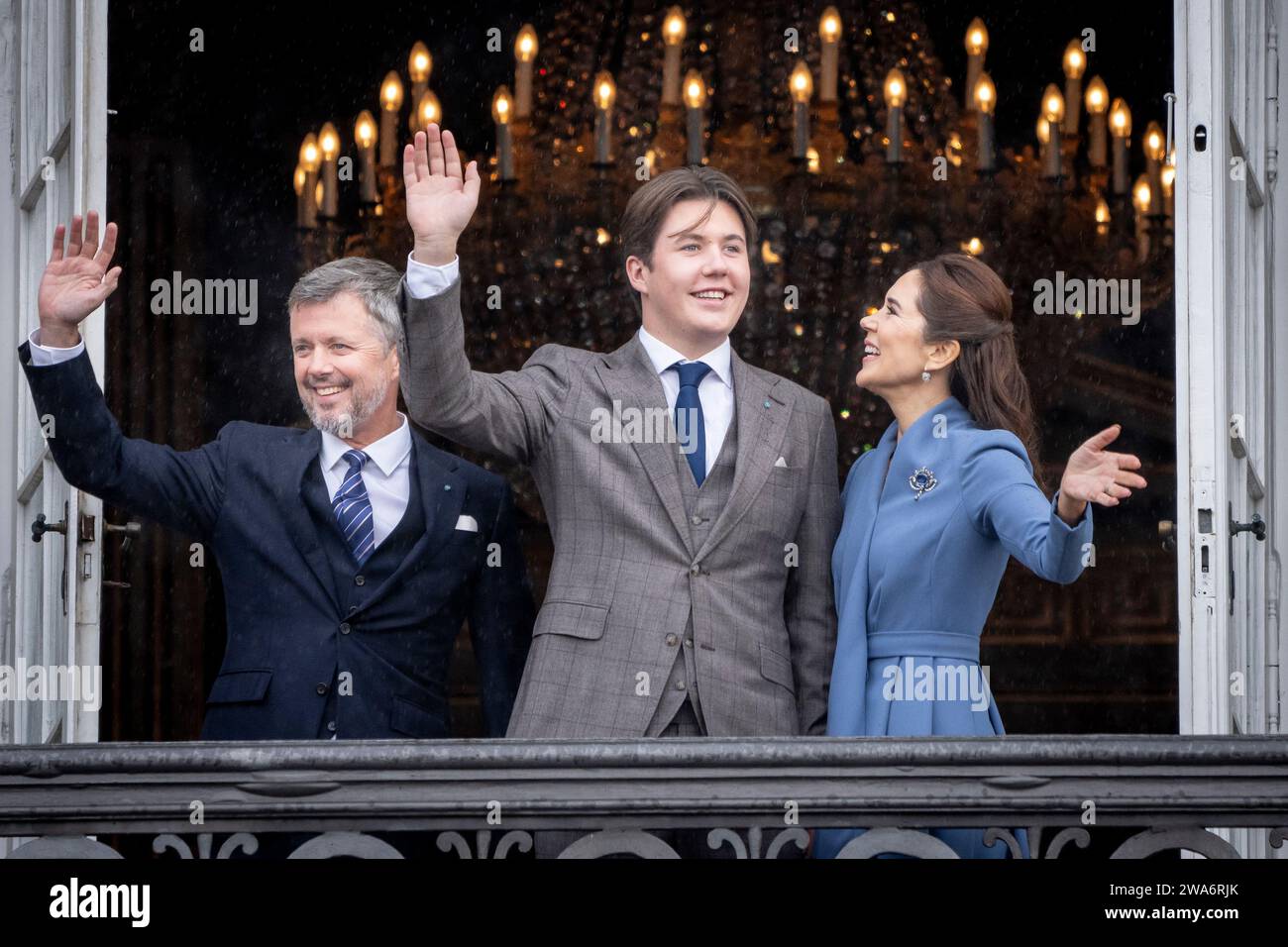 (ARCHIVIO) il principe Cristiano, il principe ereditario Federico e la principessa ereditaria Maria in occasione del diciottesimo compleanno del principe Cristiano, celebrato dal balcone del Palazzo di Federico VIII, il castello di Amalienborg a Copenaghen, domenica 15 ottobre 2023. Denmarks Queen Margrethe ha annunciato nel suo discorso di Capodanno che sta abdicando il 14 gennaio 2024. Il principe ereditario Frederik prenderà il suo posto e diventerà re Frederik il decimo di Danimarca, mentre la principessa ereditaria australiana Mary sarà regina di Danimarca. (Foto: Mads Claus Rasmussen/Ritzau Scanpix) Foto Stock